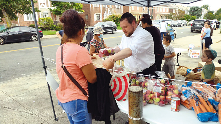 Candidate David Hirsch dedicated over a half hour of his time volunteering at the Chazaq distribution days before early voting begins in the Assembly race in District 27.